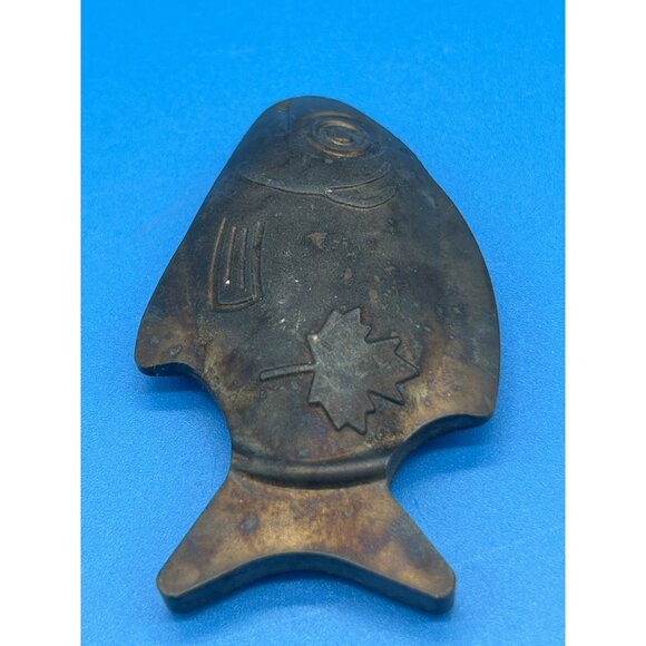 Vintage Cast Iron Fish Paperweight/Decorative Object With Canadian Maple Leaf Ma - Picture 5 of 6